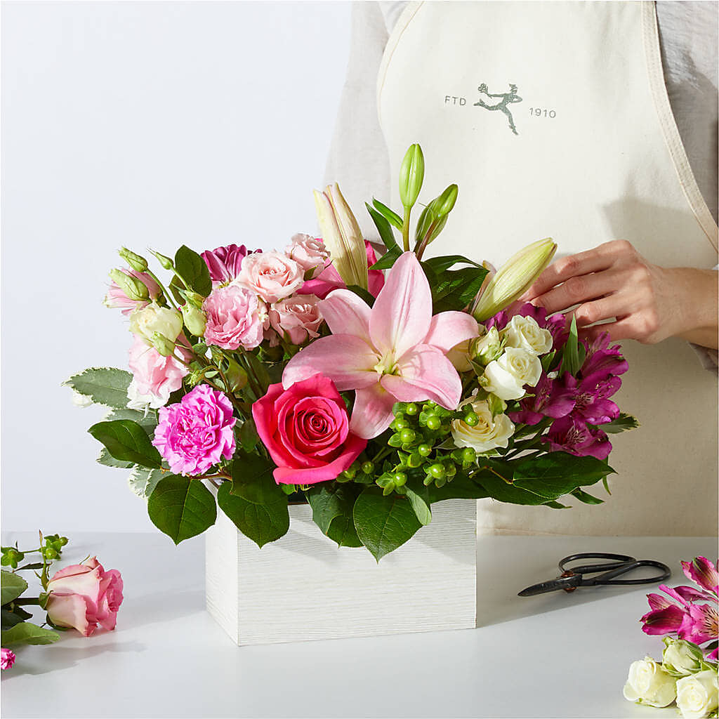 Sweetberry Box – A Florist Original – PASSMORE'S FLOWERS, Brantford ON