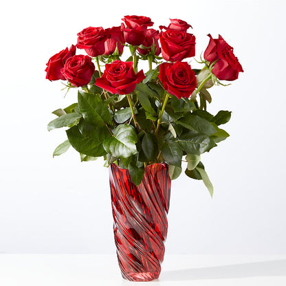 Clásico ramo de rosas rojas del amor con jarrón de lujo en espiral