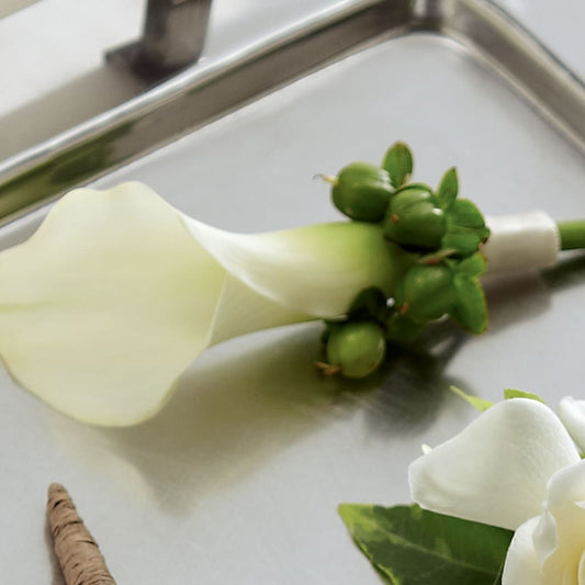 Boutonnière de calla blanc